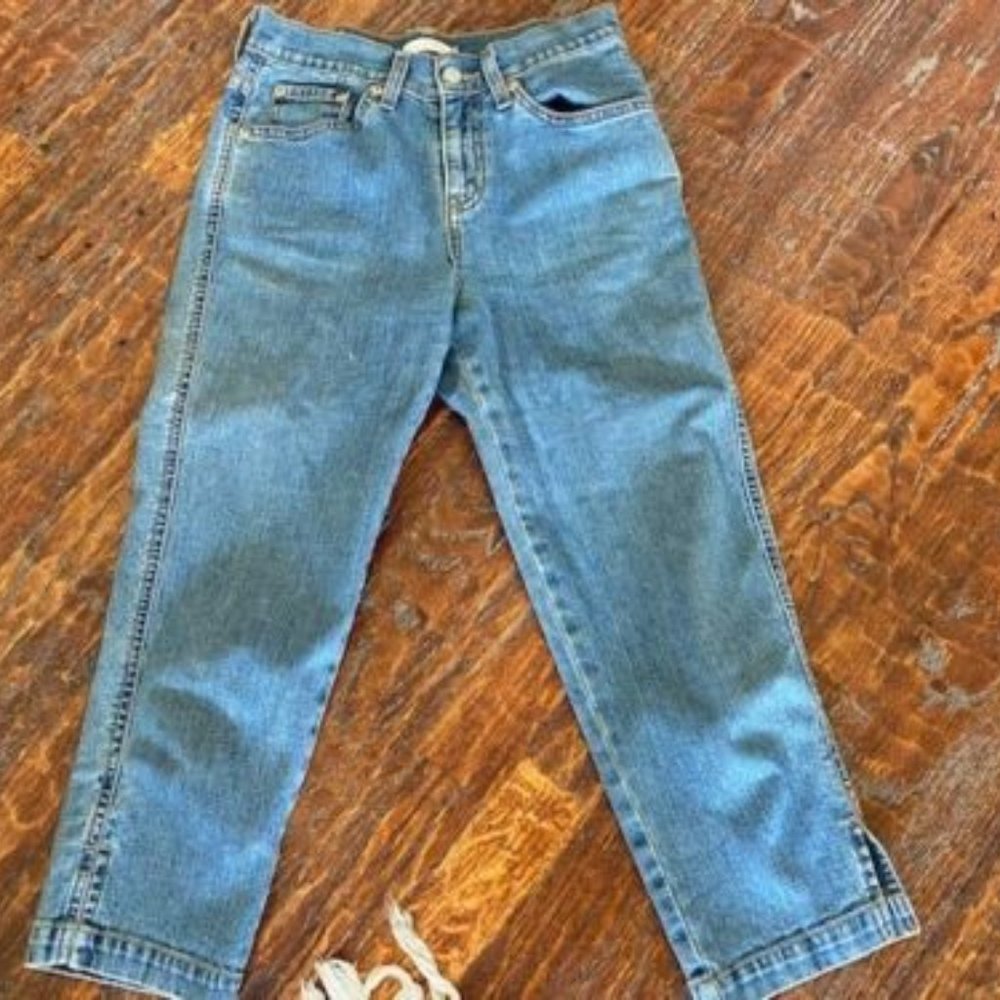 LEVIS * Classic Capri * Medium-Wash BLUE DENIM JEANS * Stretch * size 2 * EUC
